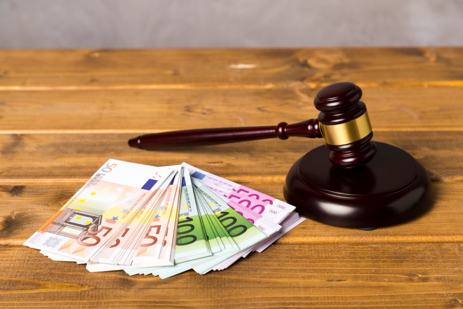 Grup de investitori discutând